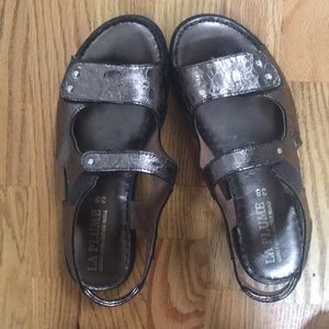 La Plume Bonnie Pewter Croco sandal